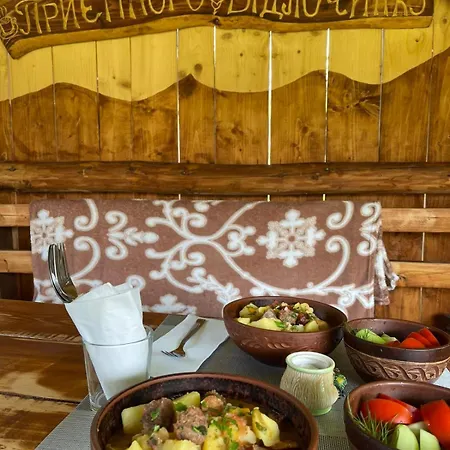 будиночок на лузі بيت للعطل إزكي